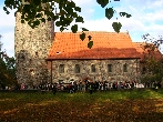 Aufstellung vor der Feldsteinkirche